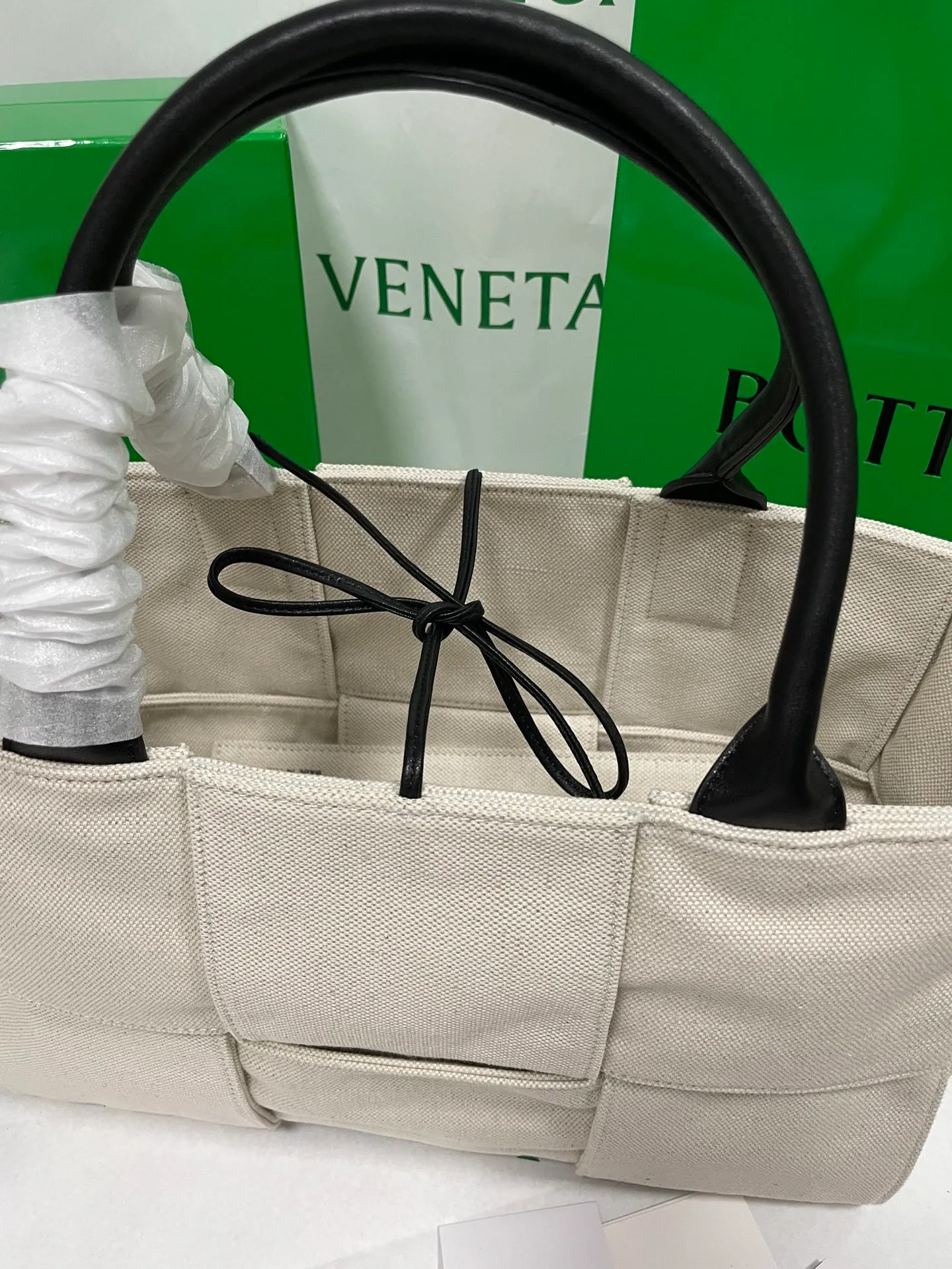 #𝐀𝐑𝐂𝐎 𝐓𝐎𝐓𝐄 Woven tote bag, 3 compartments in linen. Here comes the elegant tote bag. The woven elements and white body are perfect for commuting. The linen fabric and the overall design are simple and fashionable. The upper body is very easy to match. It has a strong signature. It is cool and cool, light and versatile. It is a favorite of many people. You can’t go wrong with this one! Size: 36*24*12